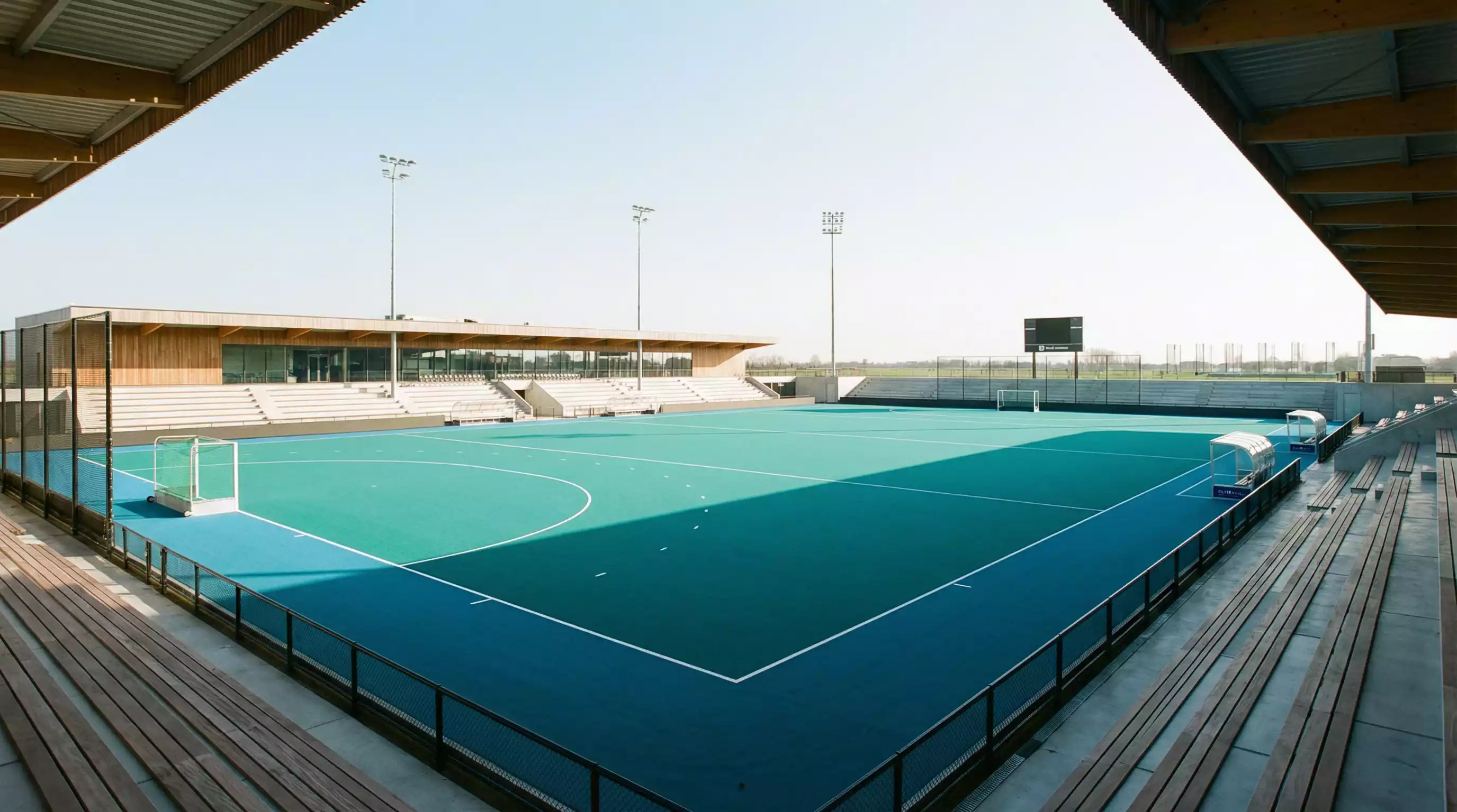 Wagener Stadion met hockeyveld en tribunes
