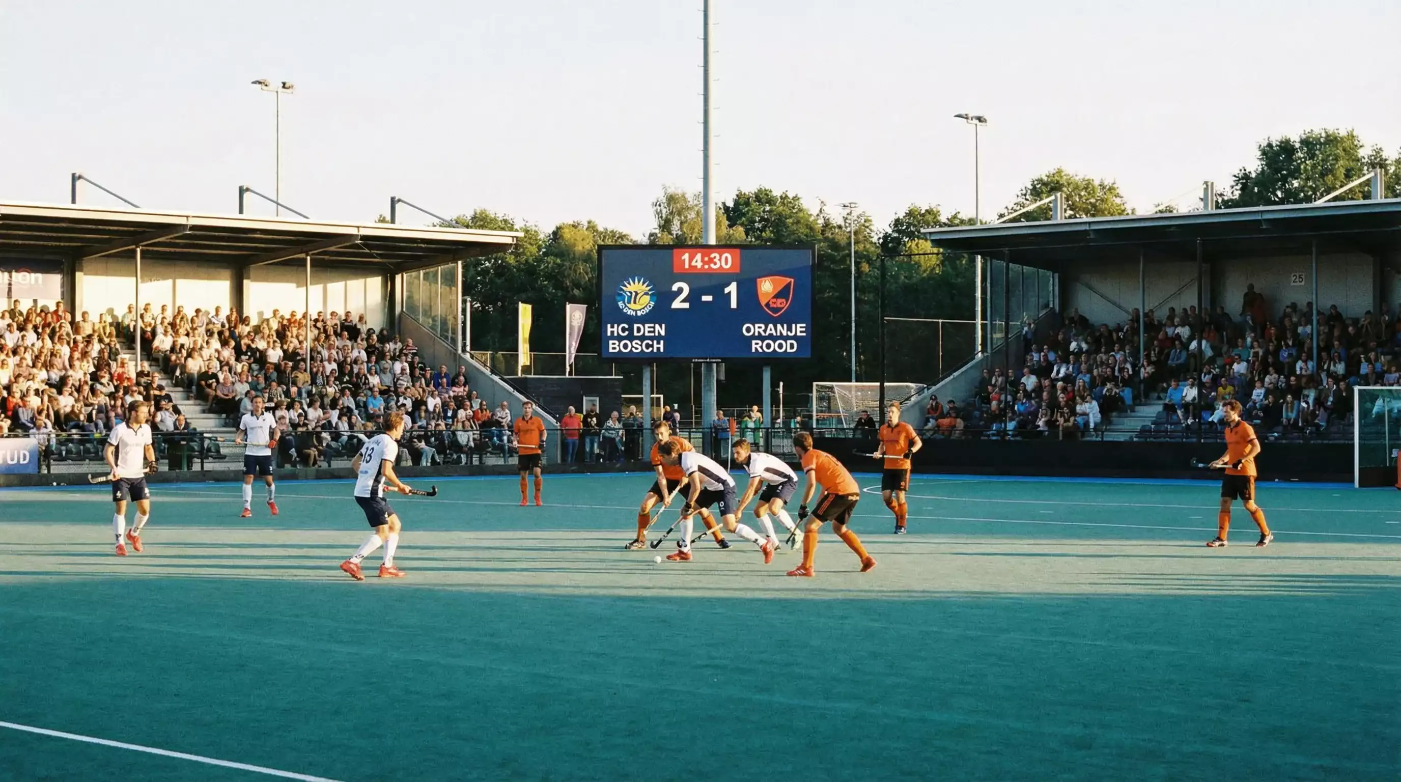 Hockeywedstrijd met scorebord op de achtergrond