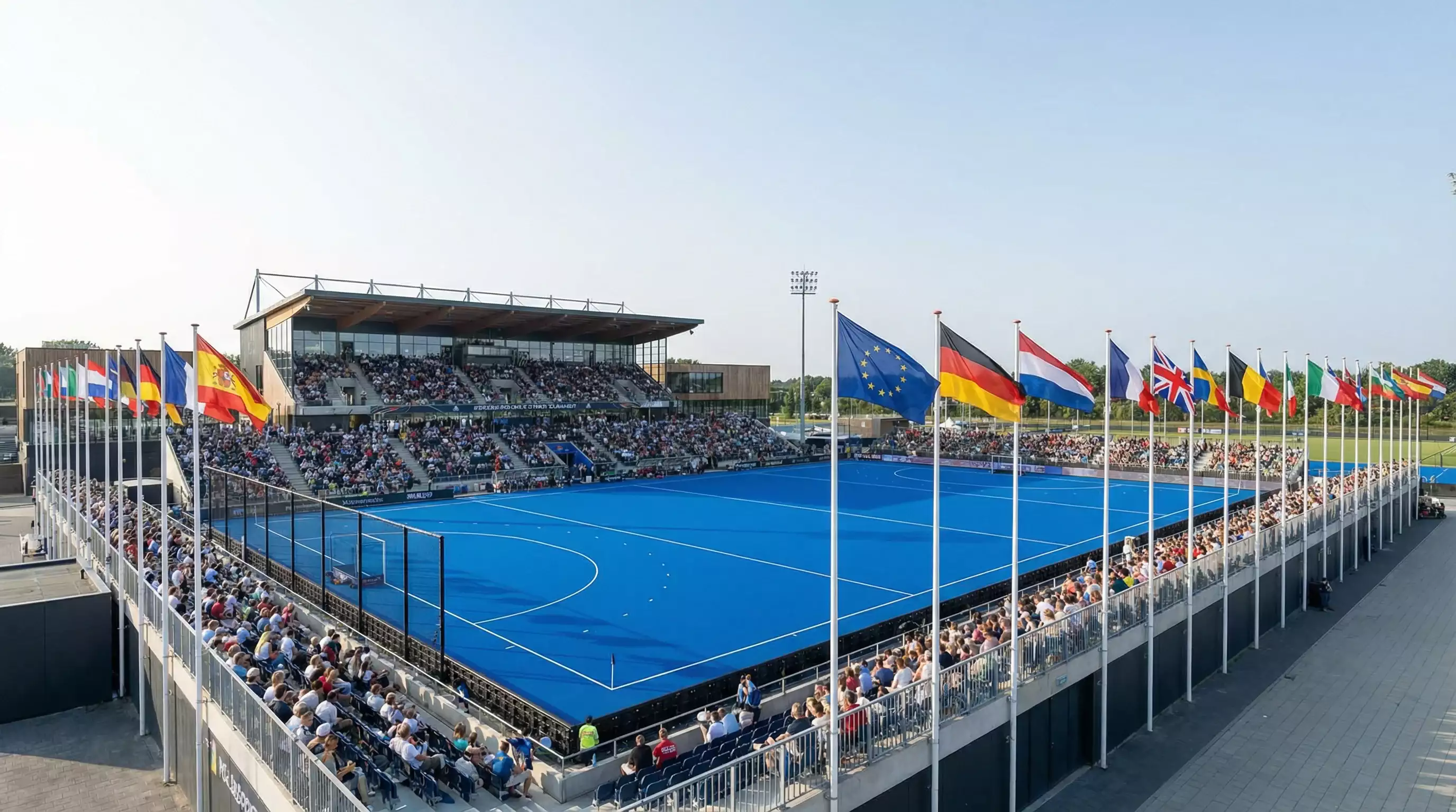 Hockeystadion tijdens Euro Hockey League finaleronde met volle tribunes