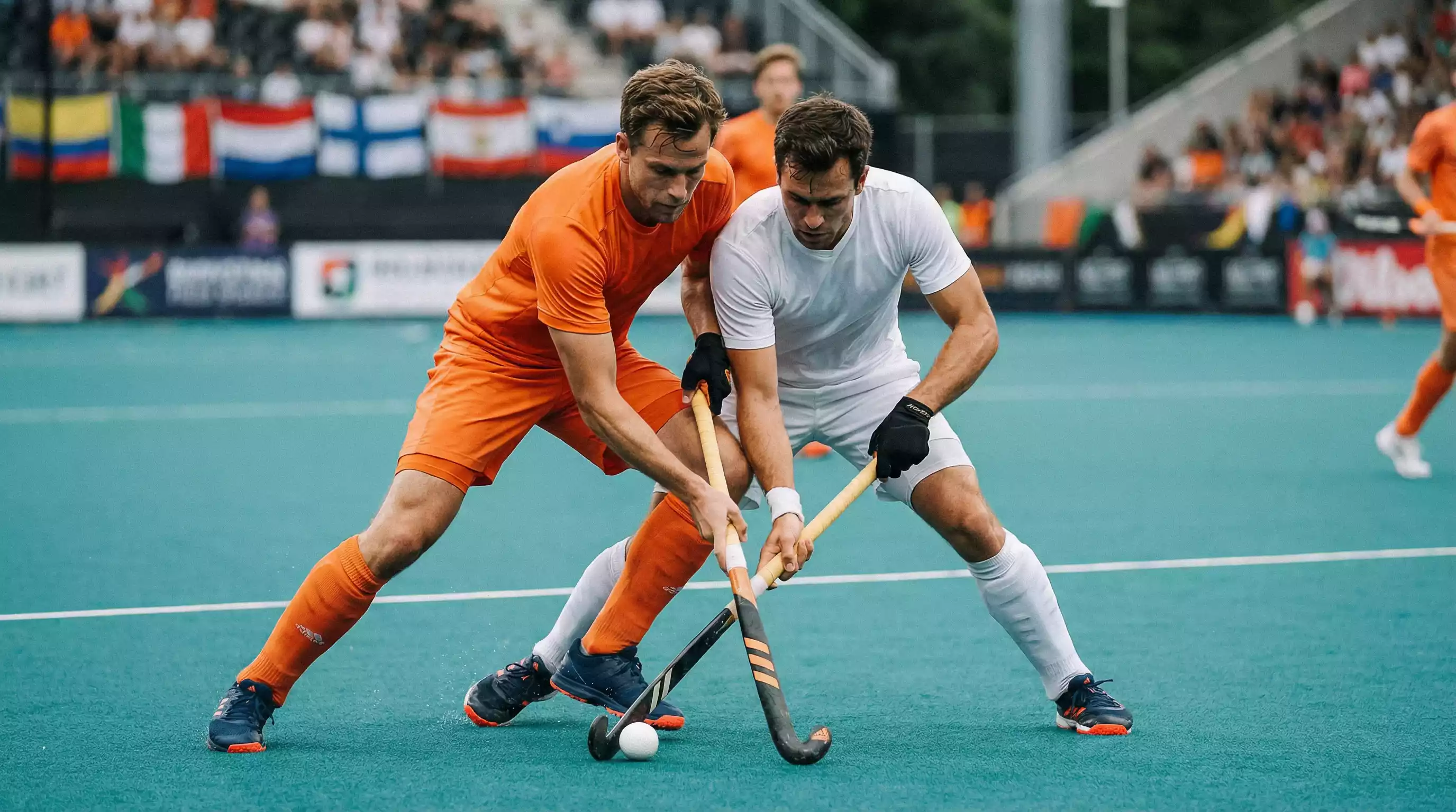 Hockeyspelers in duel tijdens Nederland-Duitsland wedstrijd