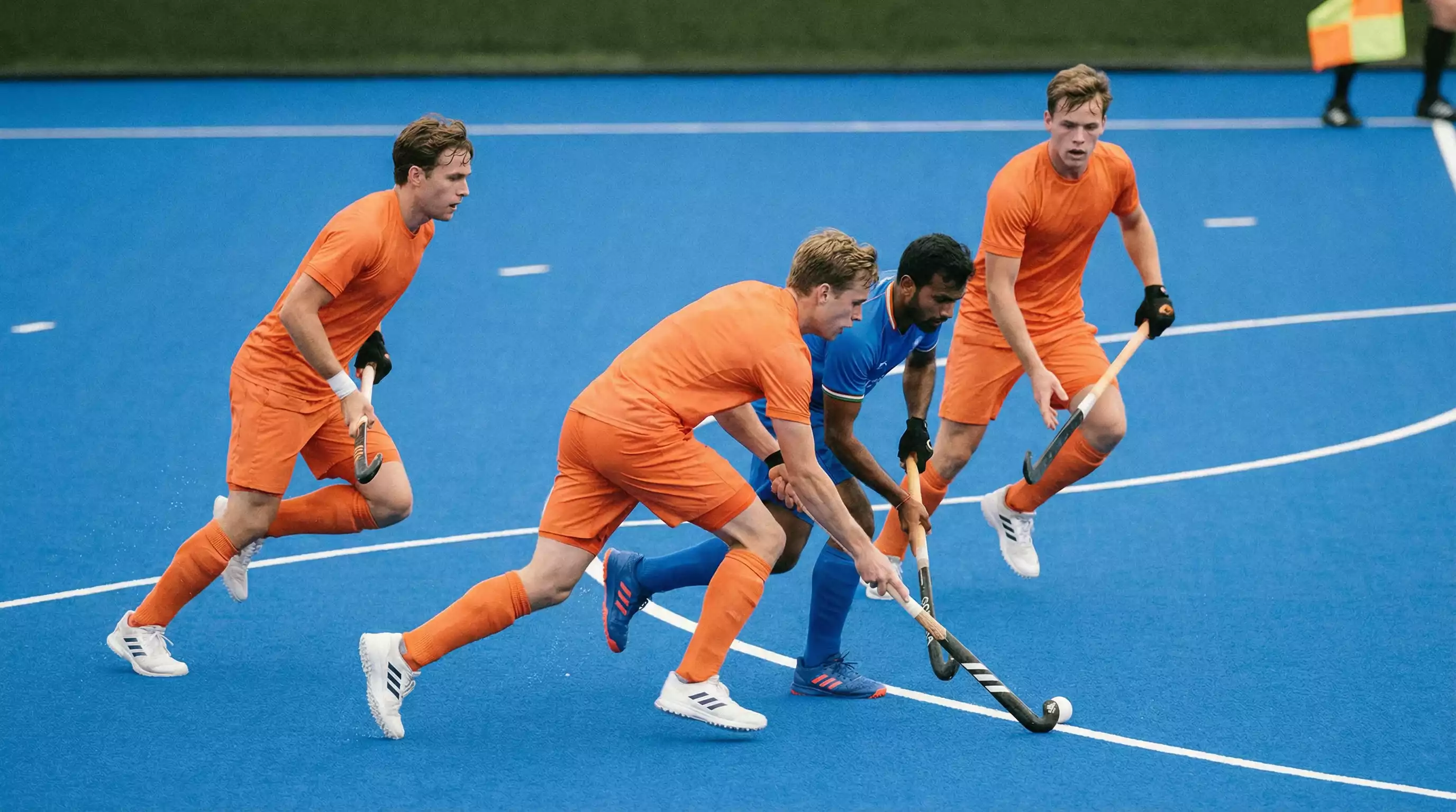 Nederlandse hockeyspelers in pressing tijdens wedstrijd