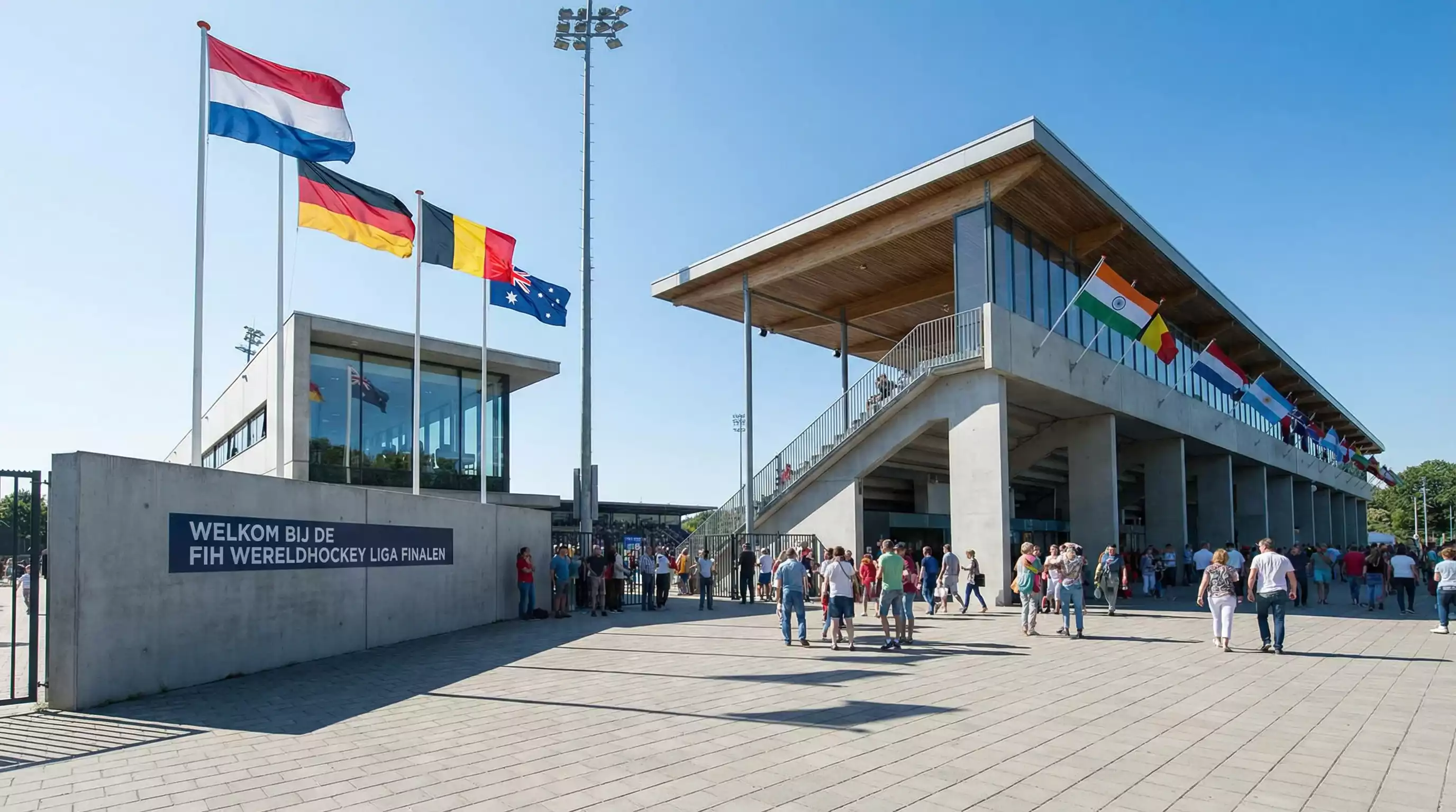 Internationaal hockeytoernooi met meerdere landenvlaggen