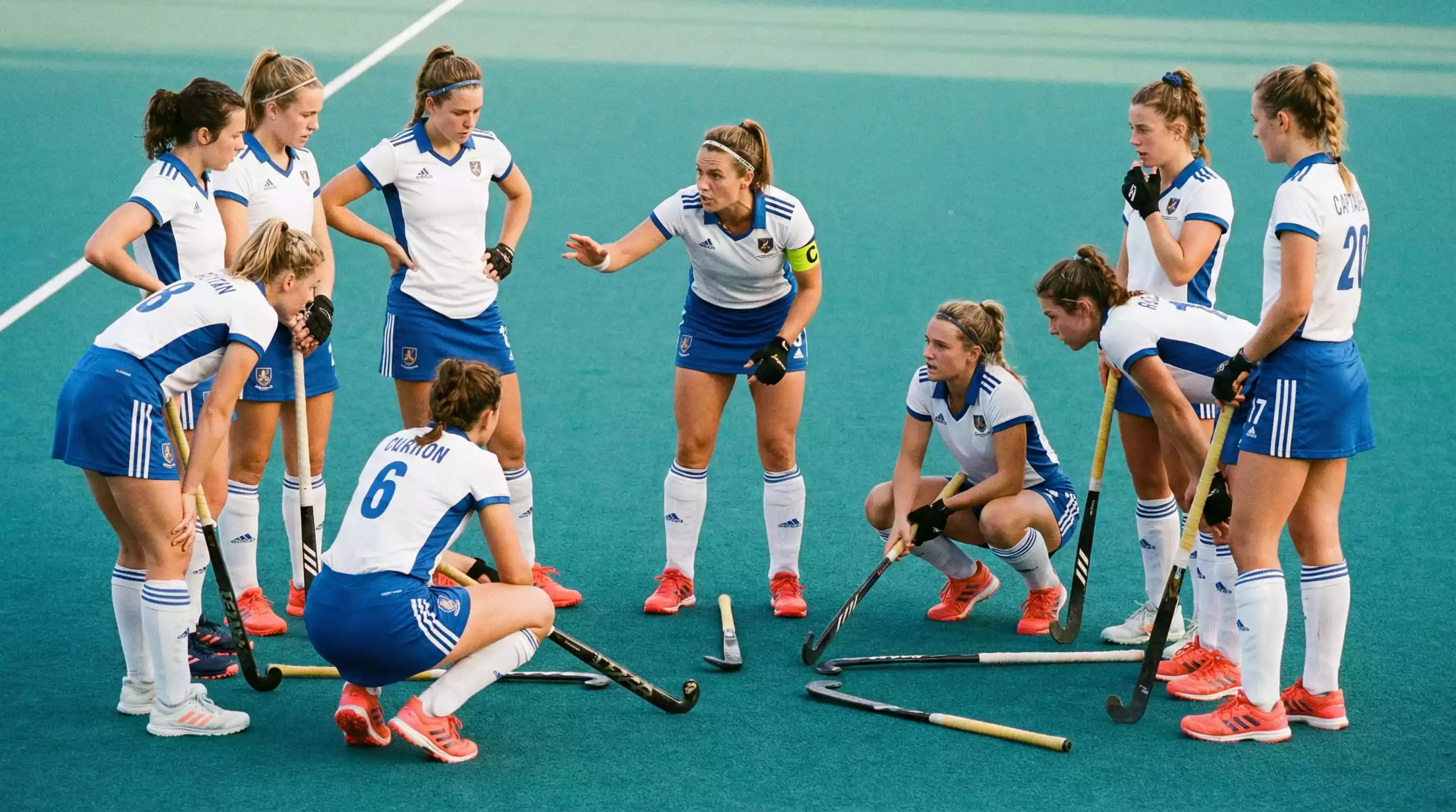 Hockeyteam bespreekt strategie tijdens time-out