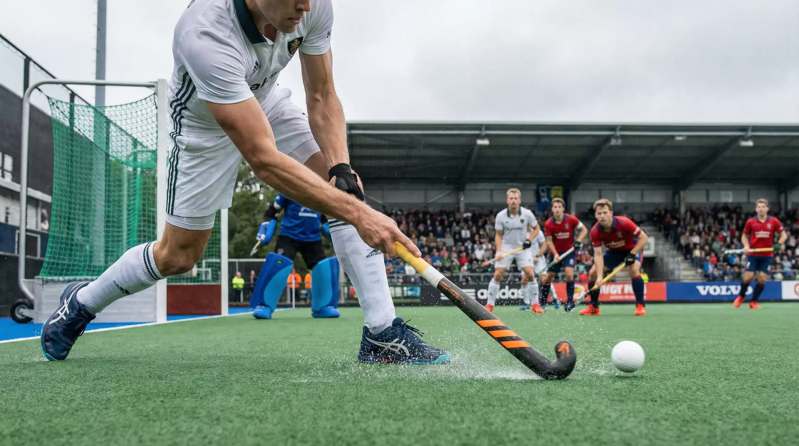 Hockeyspeler voert strafcorner uit met krachtig schot