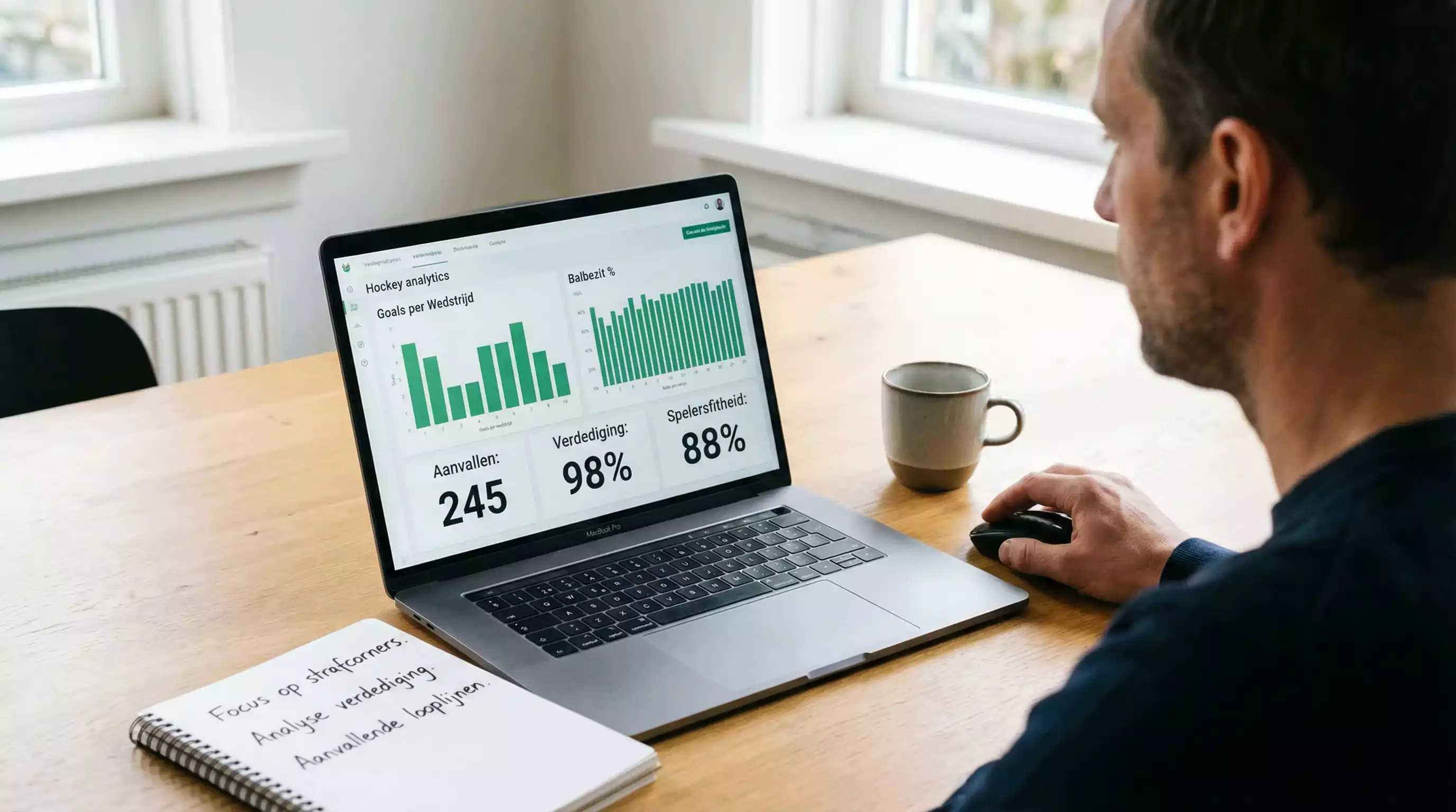 Persoon analyseert hockeystatistieken op laptop